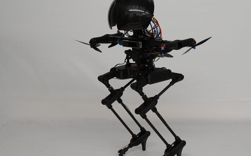ربات دوپای لئوناردو، نوع جدیدی از حرکت رباتیک را در جایی بین راه رفتن و پرواز کردن را نشان می‌دهد.