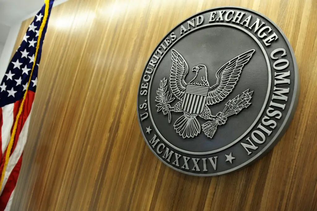 کمیسیون بورس آمریکا با خطر مجازات؛ هشدار یک قاضی به وکلای SEC